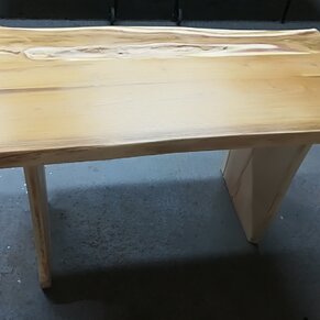 Masívny stôl z lipového dreva